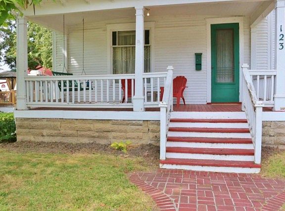 3rd image of 123 Chestnut St