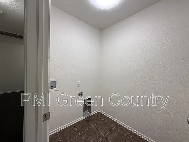 4040 W 105th St S — Photo 12