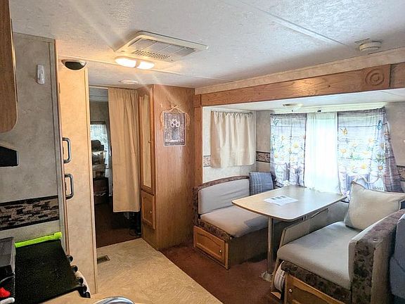 4th image of 46 Chipmunk Cir