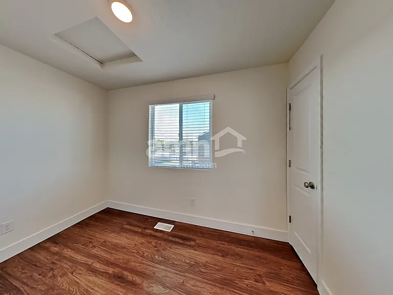 1029 N Barkvine Ave — Photo 7