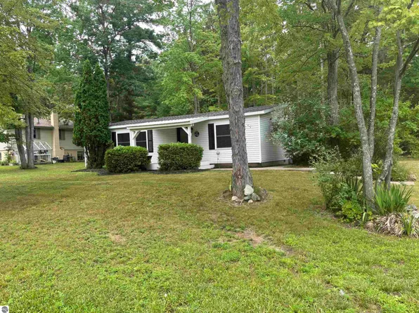 1749 Pine Dr, Traverse City, MI 49686
