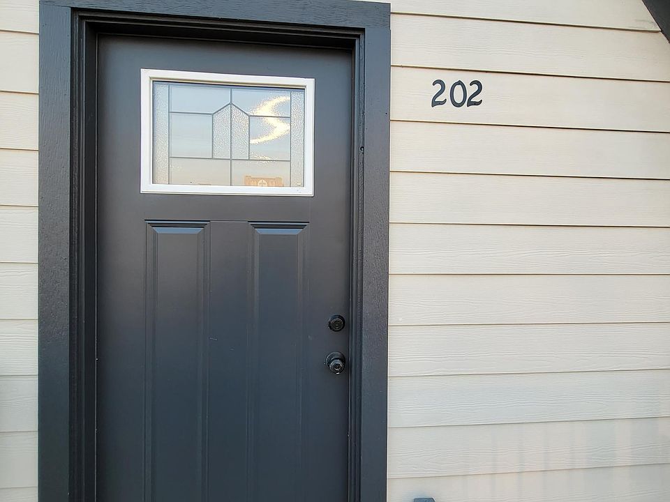 1st image of 647 Hammond Ave #202