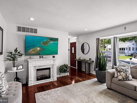 5th image of 8326 Osler Ave
