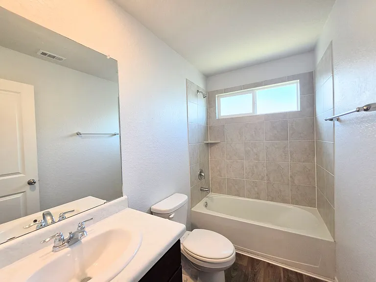 8006 Miranda Cyn — Photo 10