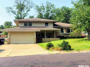 27 Cape Ct, Pekin, IL