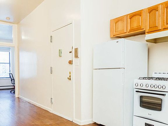 3rd image of 311 Jefferson St APT 3R