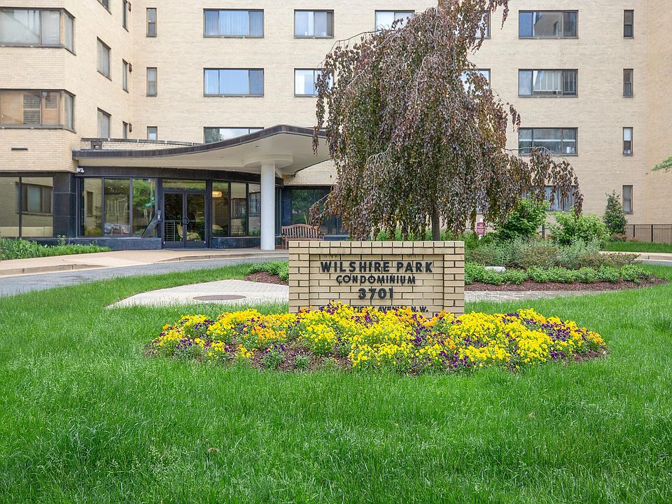 Front of Wilshire Park Condominium