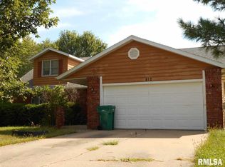 812 N Glenoak Dr, Macomb, IL 61455