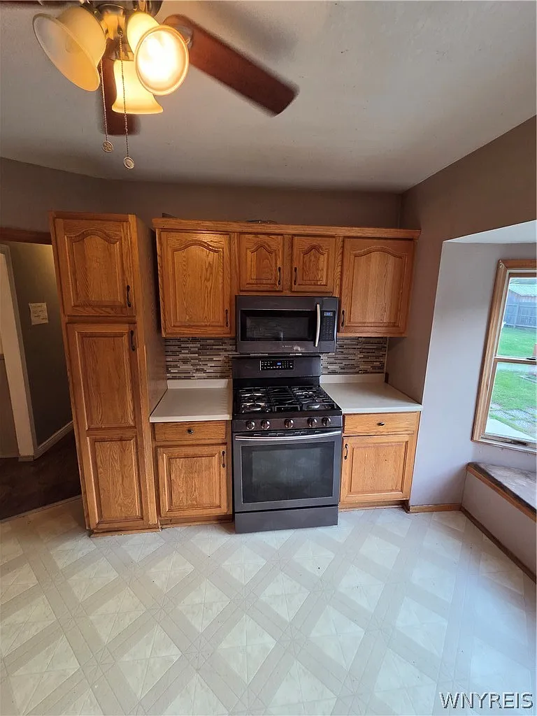 3 bed, 1.5 bath, 3194 sqft, $1,600 — Photo 2