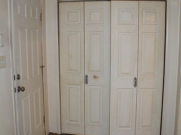 4th image of 713 W Jackson Ave