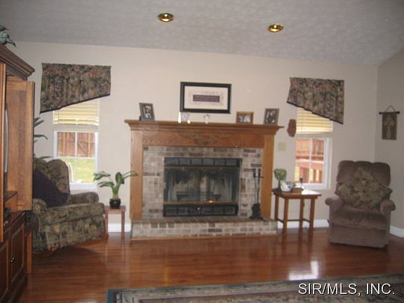 3rd image of 820 Rolling Meadows Dr