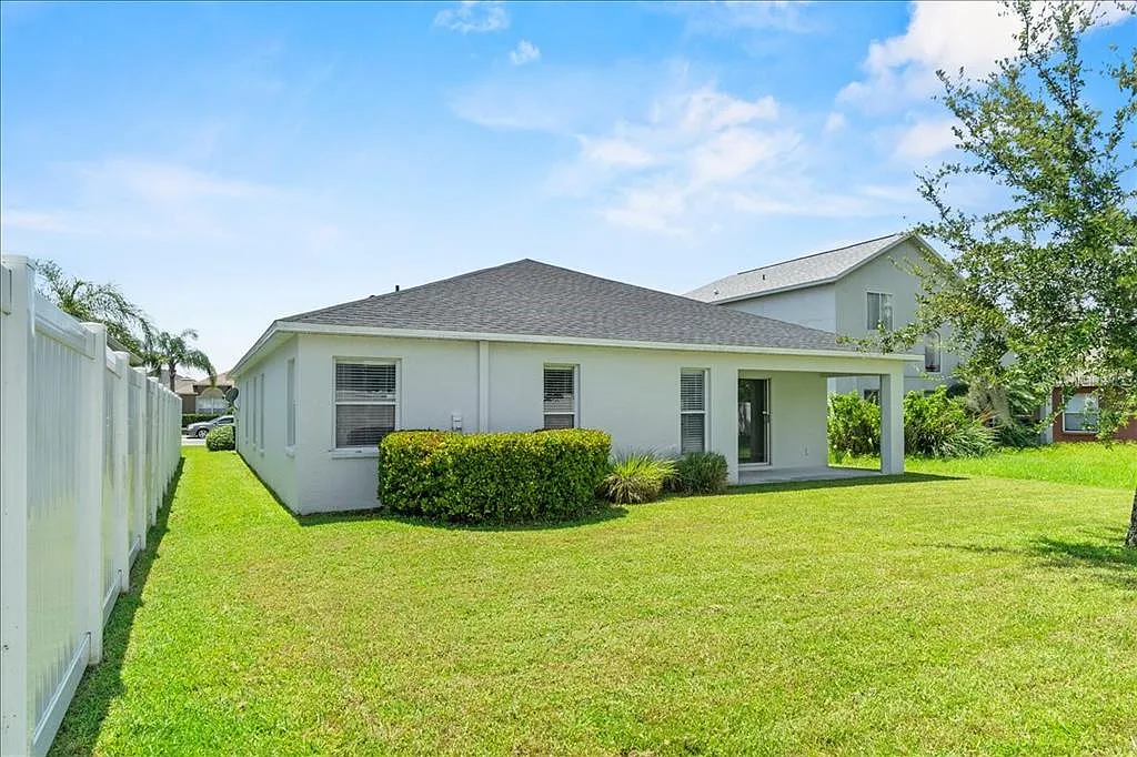 4 bed, 2.0 bath, 1978 sqft, $2,400 — Photo 4