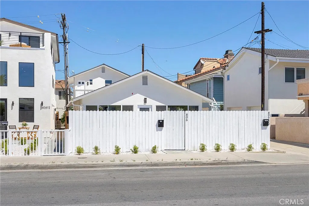 3 bed, 1050 sqft, $6,400 — Photo 3
