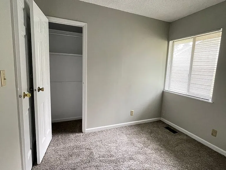 2105 Brady Ln — Photo 8