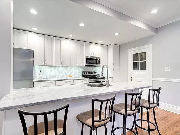 2414 Maplewood Ave — Photo 11