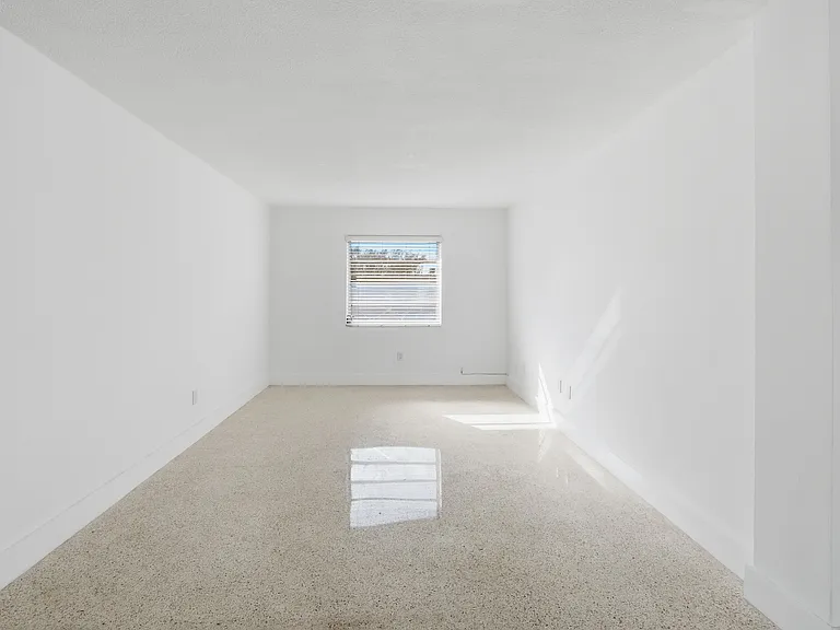405 W 11th St #12 — Photo 6