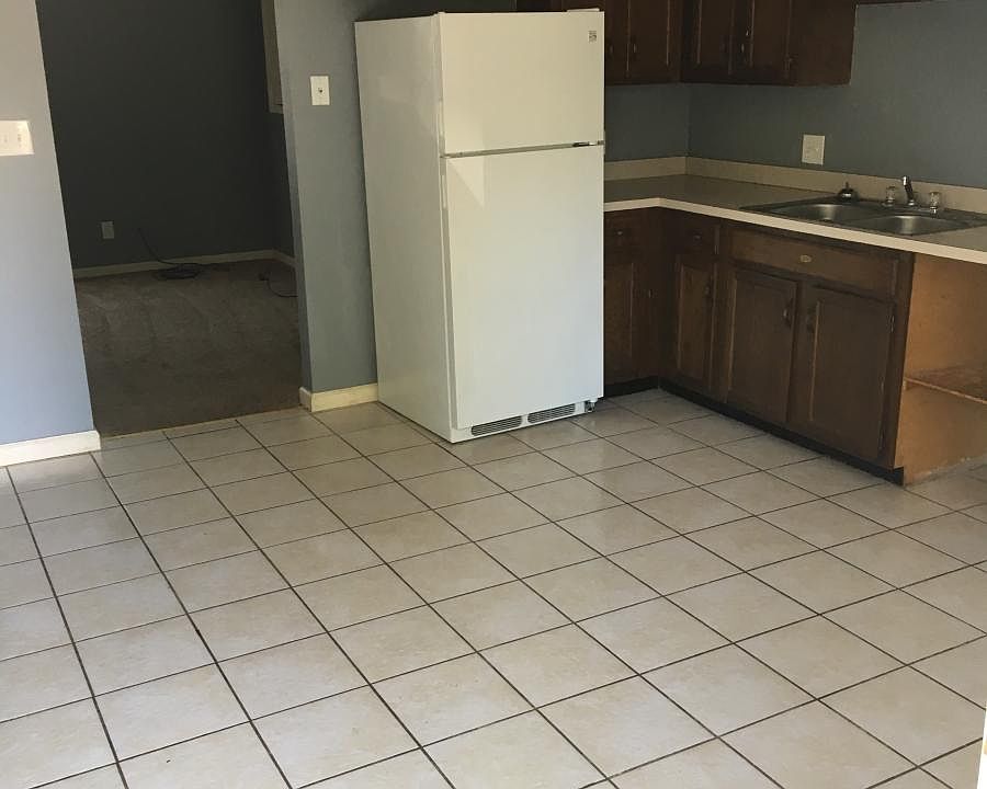 1st image of 608 Sycamore Cir APT 4