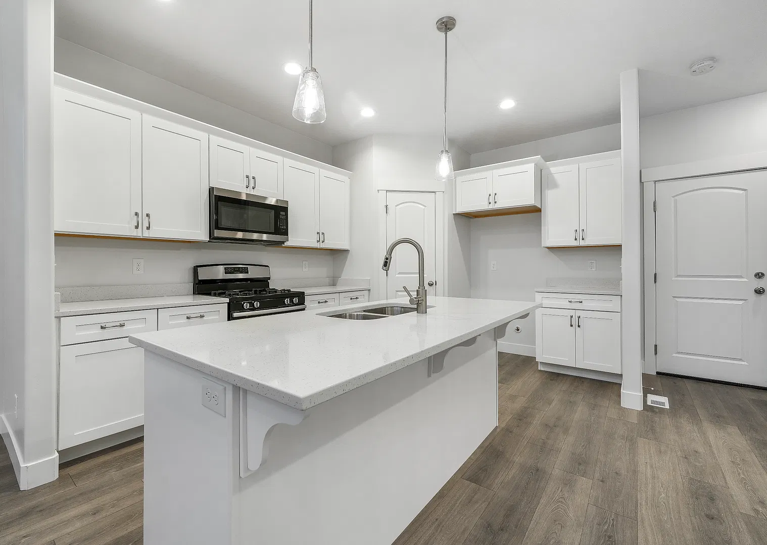 Pet-Friendly End-Unit Townhome in Willow Point — Photo 4