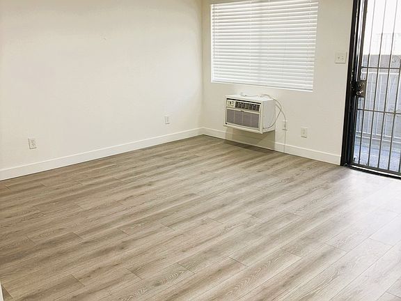 4th image of 4906 Rosewood Ave #102