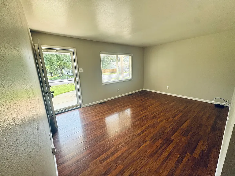 421 Lee Dr — Photo 5