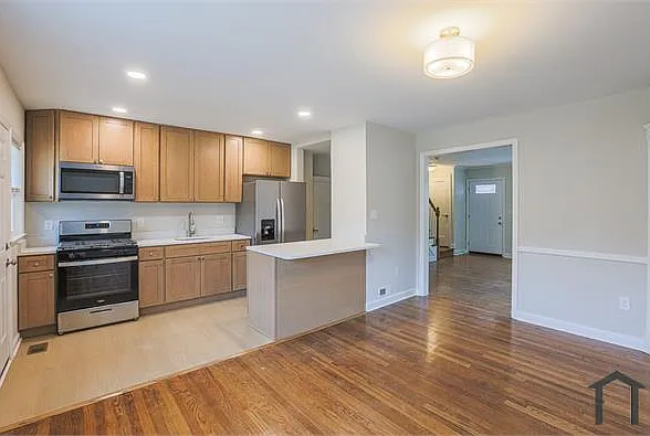 1554 Pentwood Rd — Photo 1