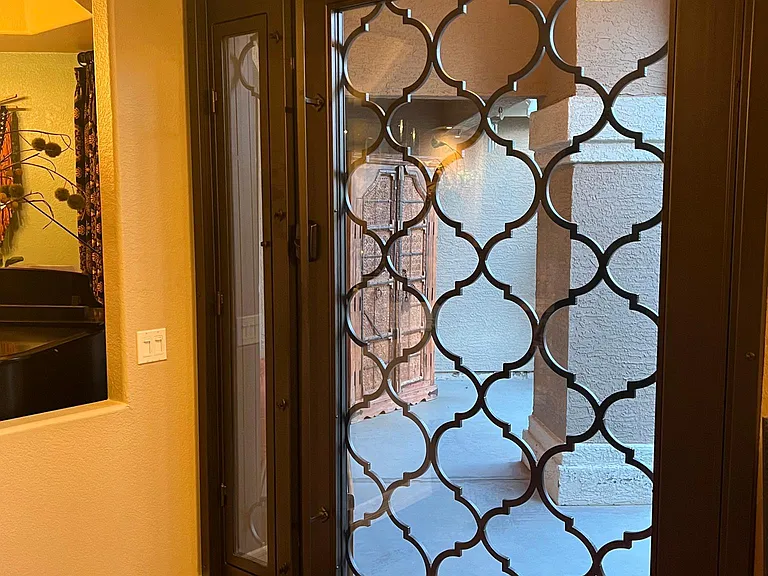 372 W Amoroso Dr — Photo 2