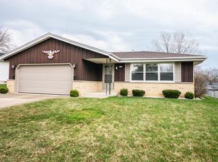 7542 S Highfield Ct, Oak Creek, WI 53154