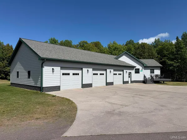39672 Pike River Rd, Chassell, MI 49916