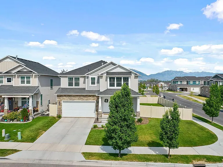1596 N Cordoba Dr — Photo 2