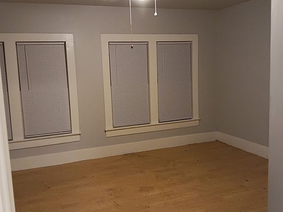 3rd image of 627 Collum Ln W