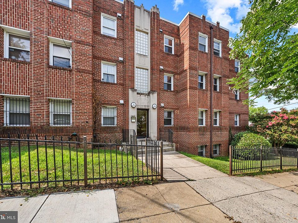 1st image of 1800 28th Pl SE APT 205