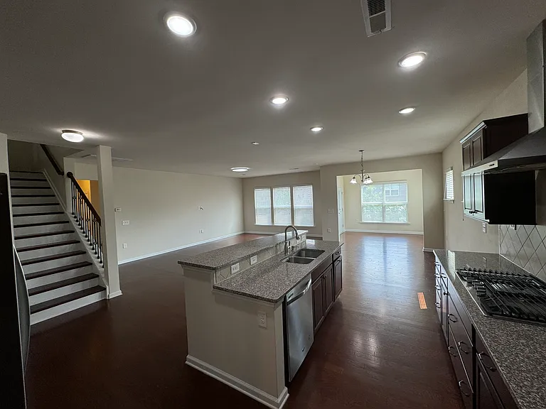 925 Lemster Ln — Photo 23