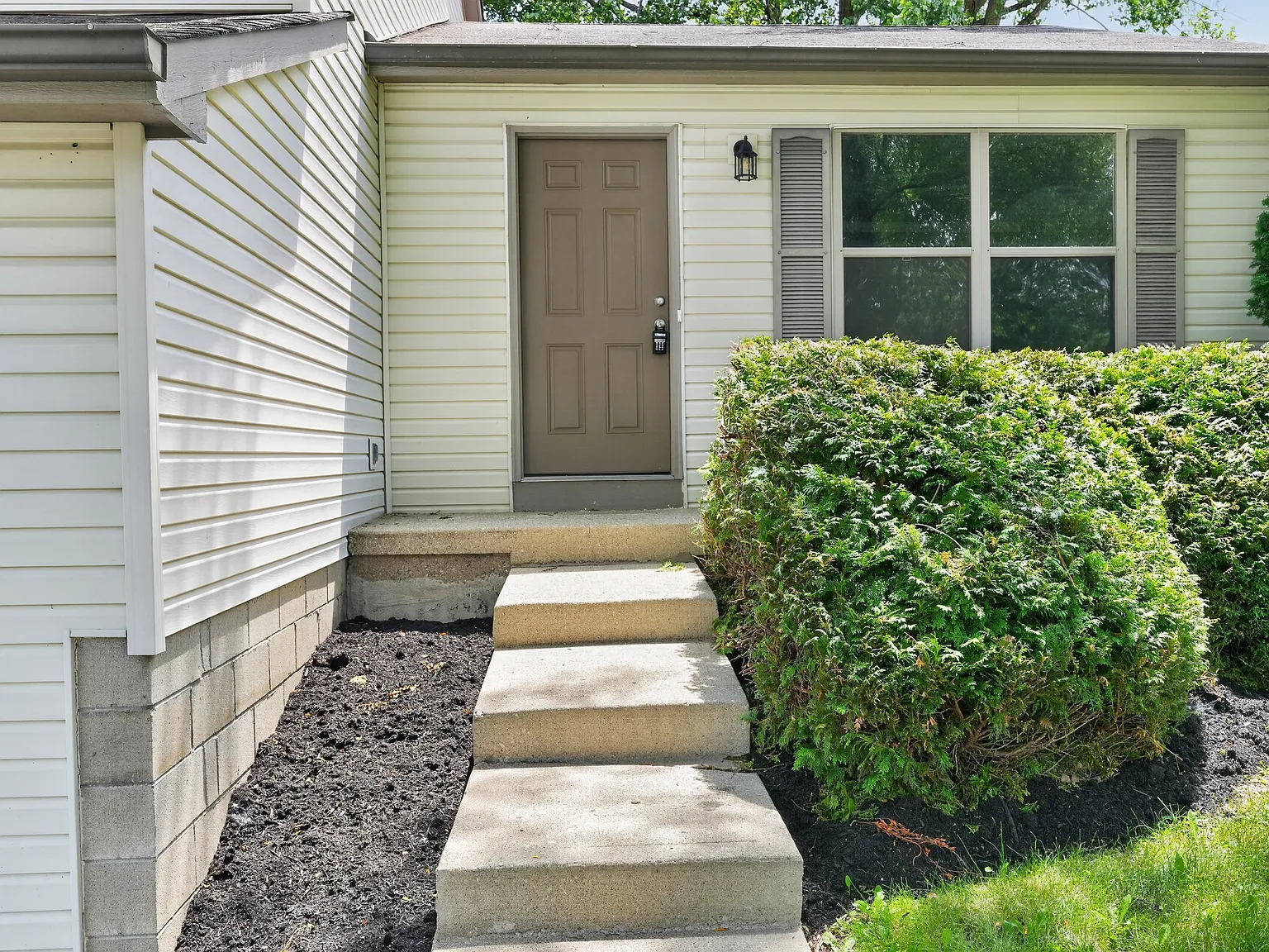 3 bed, 1412 sqft, $2,370 — Photo 2