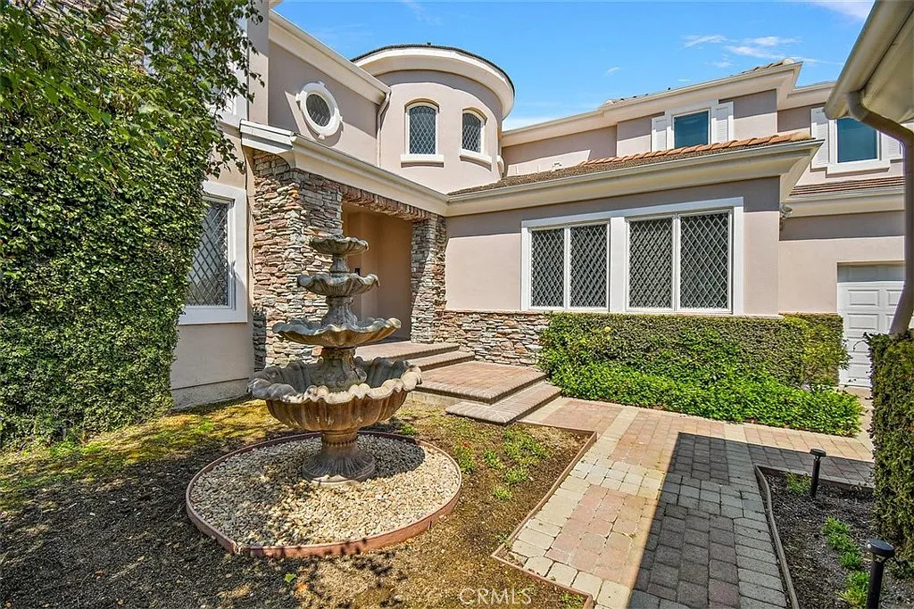 6 bed, 5.5 bath, 5165 sqft, $20,000 — Photo 2