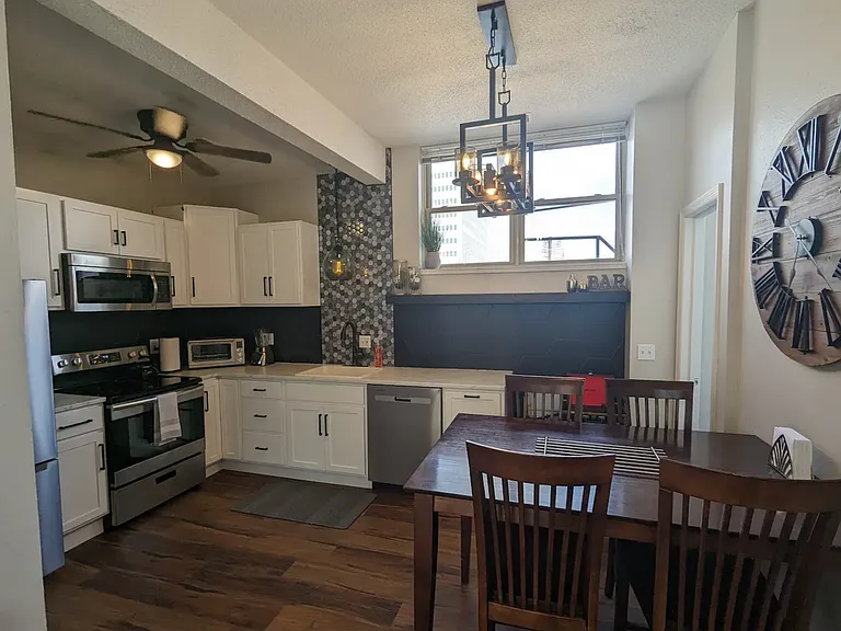 Fifth Avenue Apartments — Photo 18