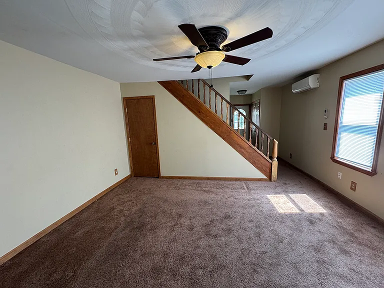 315 W 2nd St — Photo 7