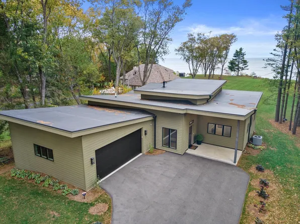 13480 North Lakewood DRIVE, Mequon, WI 53097