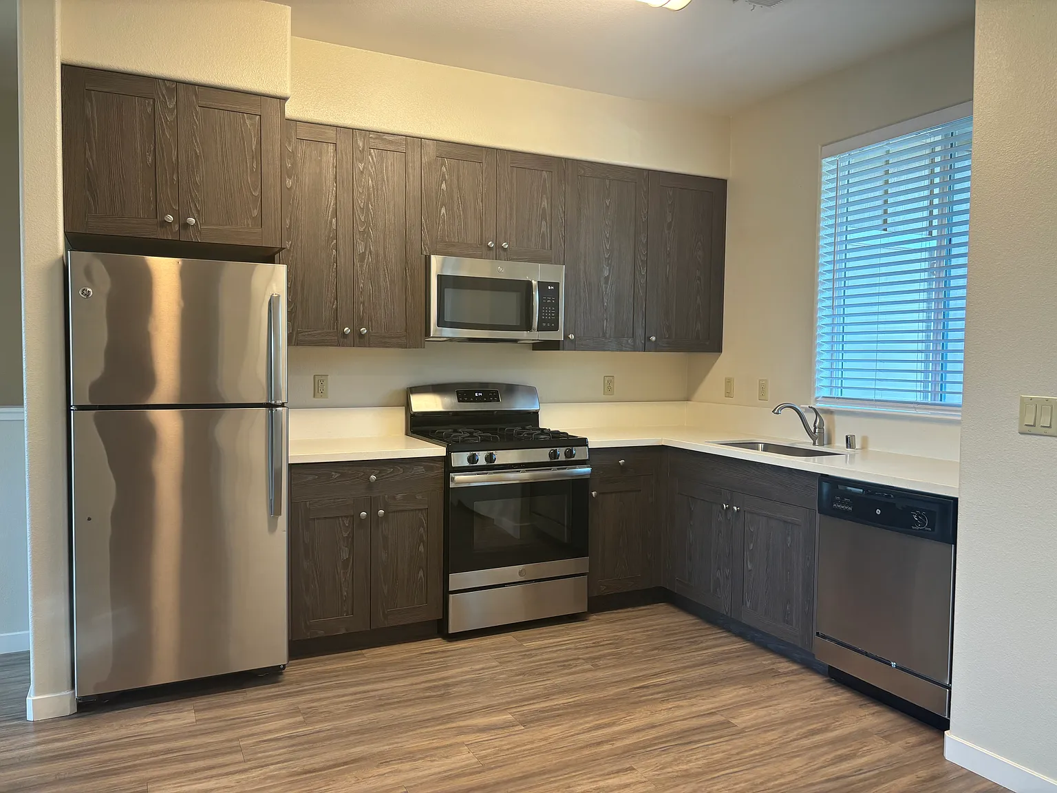 2 bed, 945 sqft, $2,050 — Photo 4
