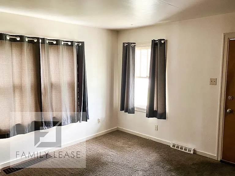 1087 N Summit Ave — Photo 2