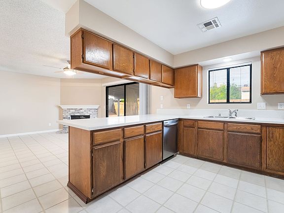 5th image of 271 Duke Of Wales Ct