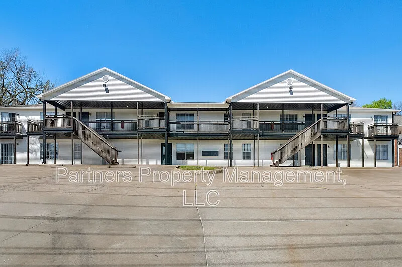 825 N Leverett Ave #9