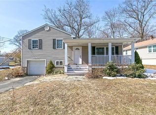 201 Macon Dr, Bridgeport, CT 06606