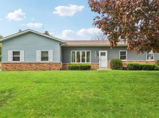 1207 Willow Grove Dr, Pewaukee, WI 53072