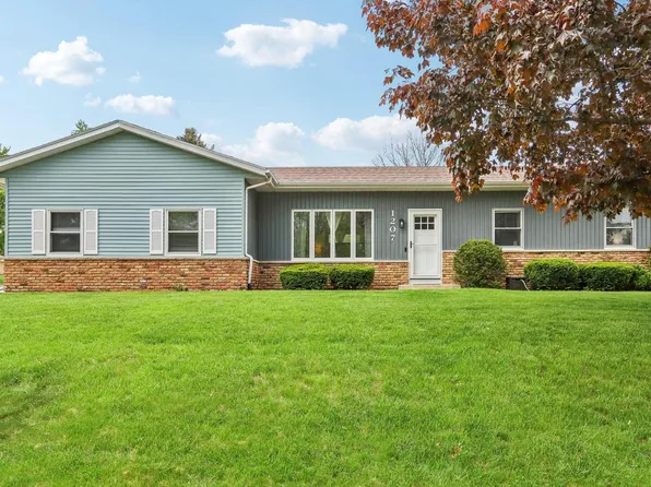 1207 Willow Grove DRIVE, Pewaukee, WI 53072