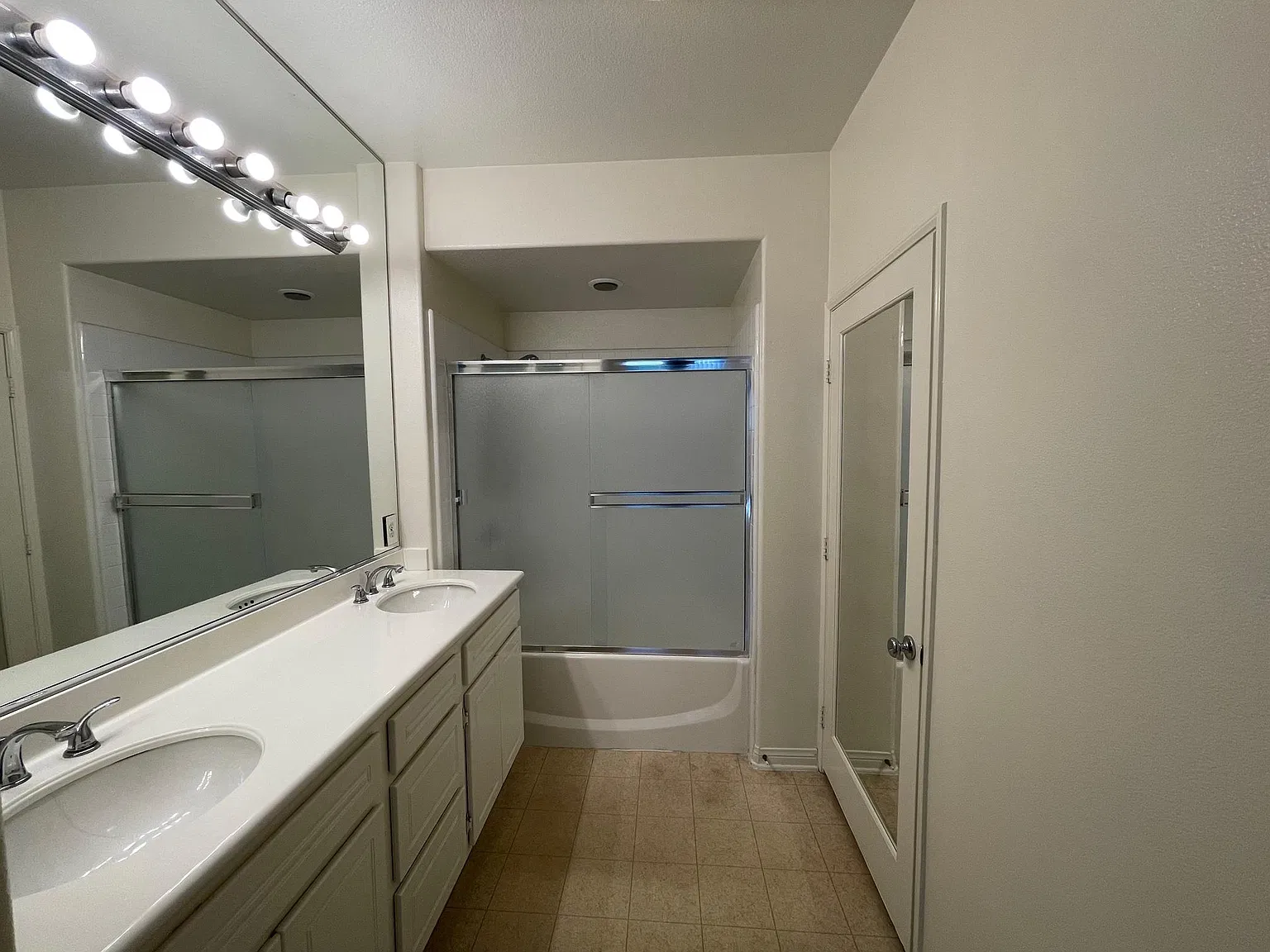 2 bed, 1102 sqft, $3,395 — Photo 2