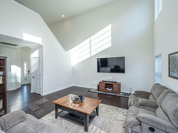 5th image of 235 Maywood Dr