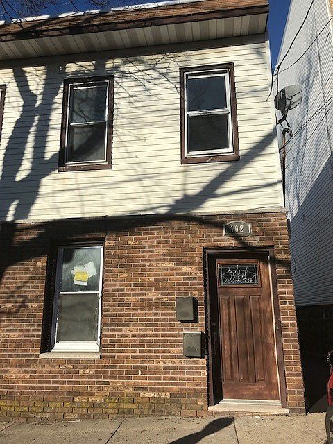 1st image of 102 Leonard St