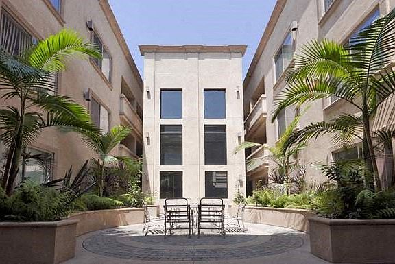 The Plaza on California Courtyard