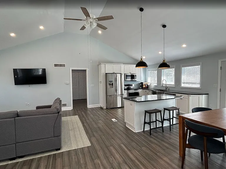 124 Eareckson Ln — Photo 41