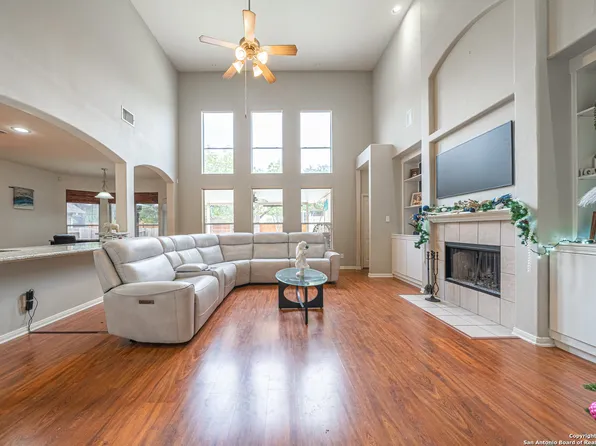 995 Oak Park, Schertz, TX 78154